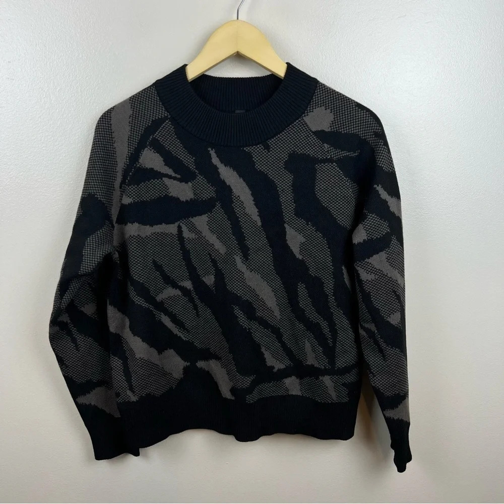 Athleta Jacquard Crew Textured Sweater Size XS Abstract Animal Print Merino Wool